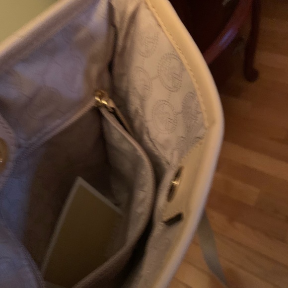 Michael Kors Crossbody Bag -SOLD - Picture 4 of 6